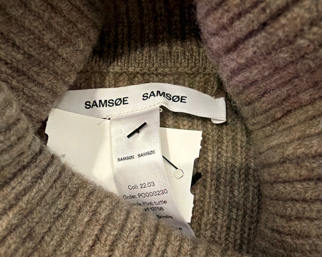 SAMSØE SAMSØE TAUPE TURTLENECK SHOULDER WARMER