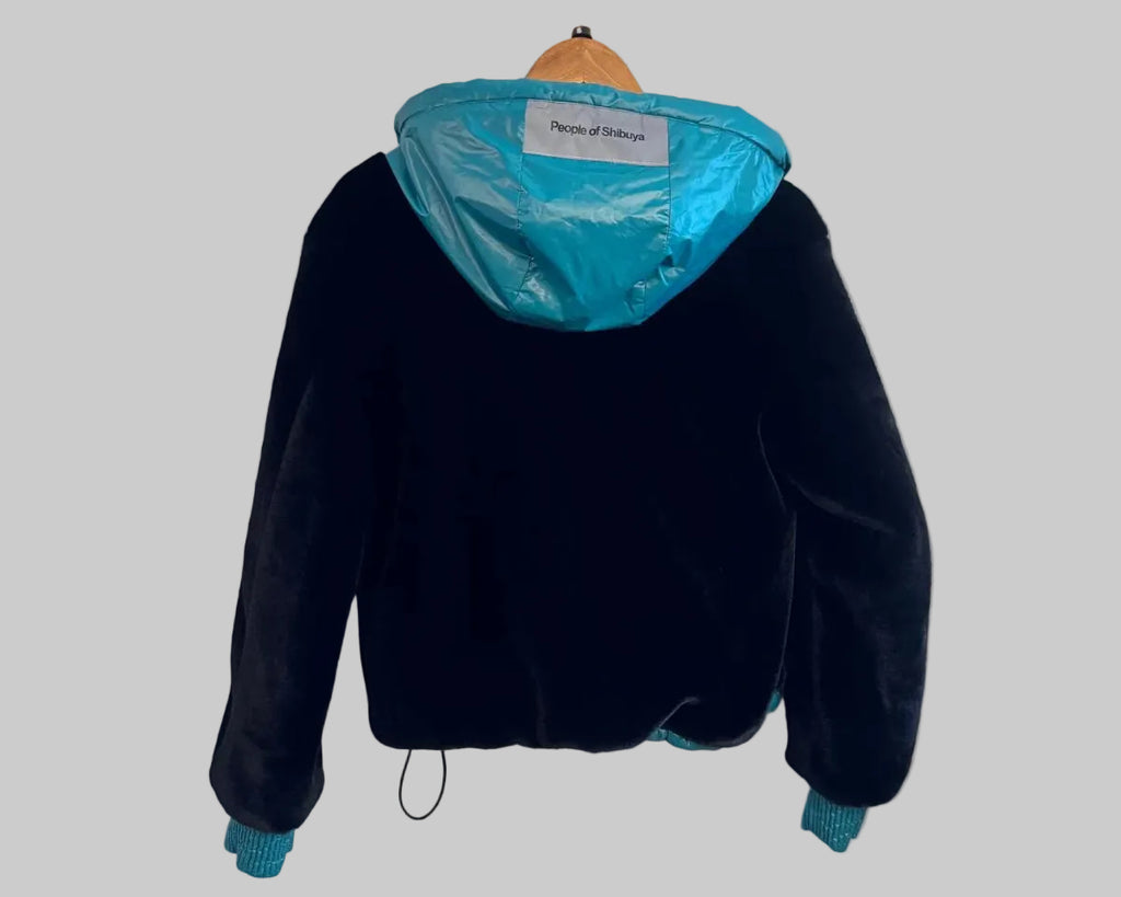 CÔTÉ PELUCHE DE LA VESTE RÉVERSIBLE PEOPLE OF