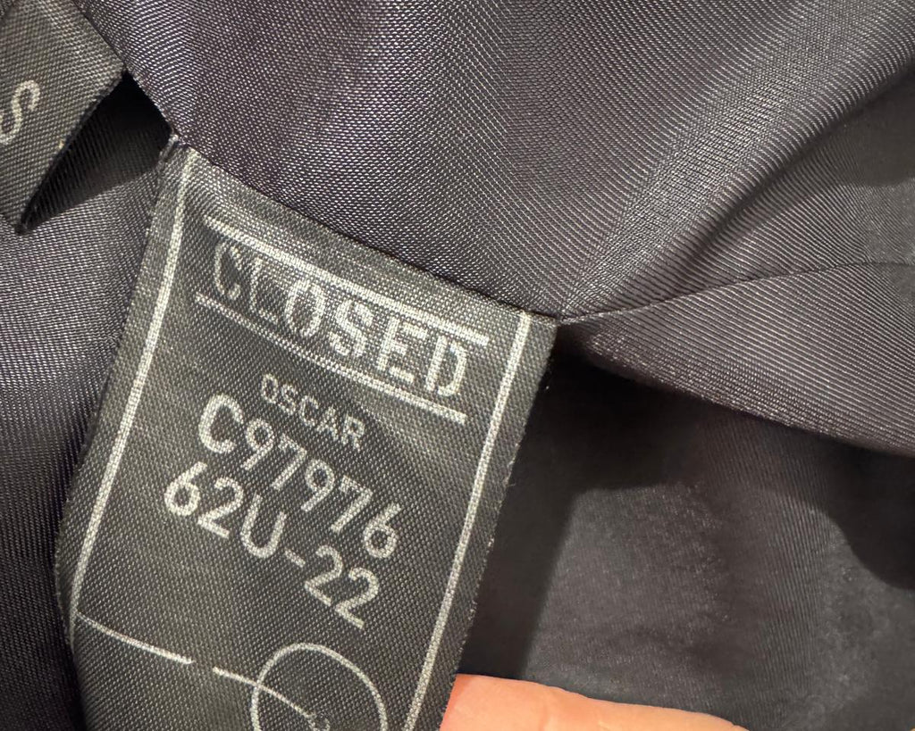 CLOSED DOUBLE-BREASTED COAT